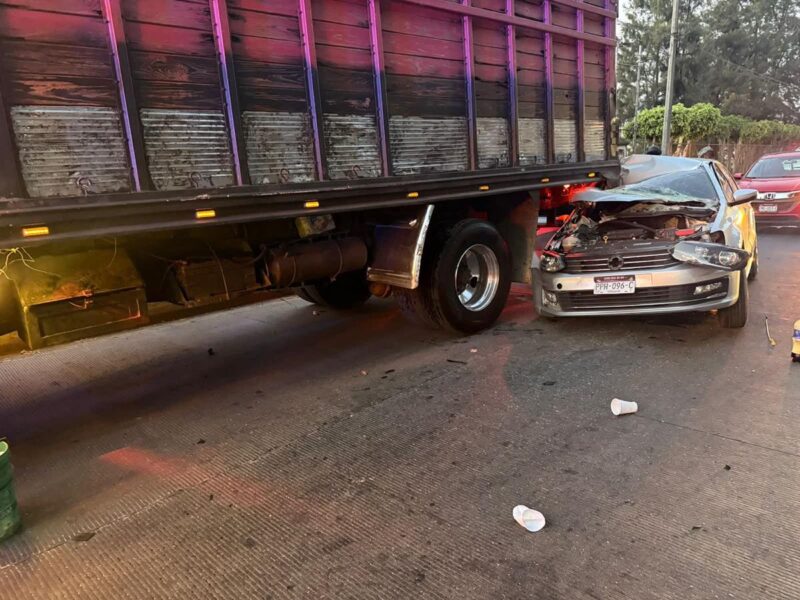 Choque por alcance en el libramiento norte de Uruapan deja a cuatro personas lesionadas