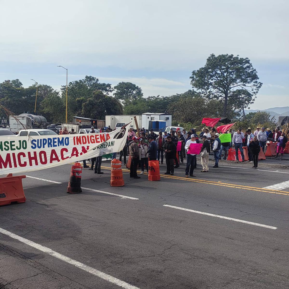 Comunidades indígenas comienzan bloqueos carreteros en Michoacán