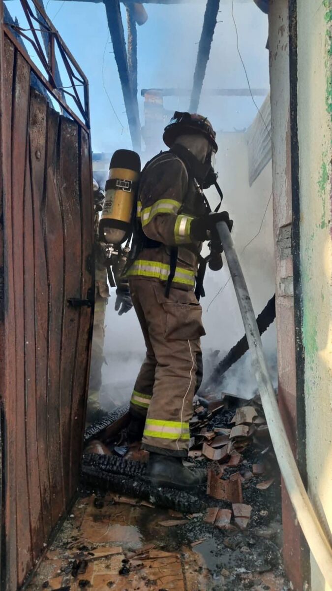 controlan incendio al interior de una ferretería en Acuitzio del Canje