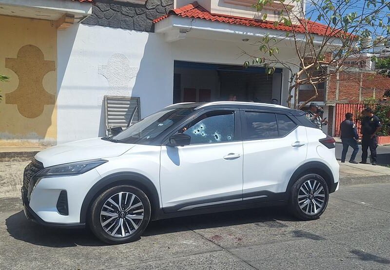 Dos hermanos fueron atacados cuando viajaban al interior de su camioneta en Uruapan; Uno perdió la vida