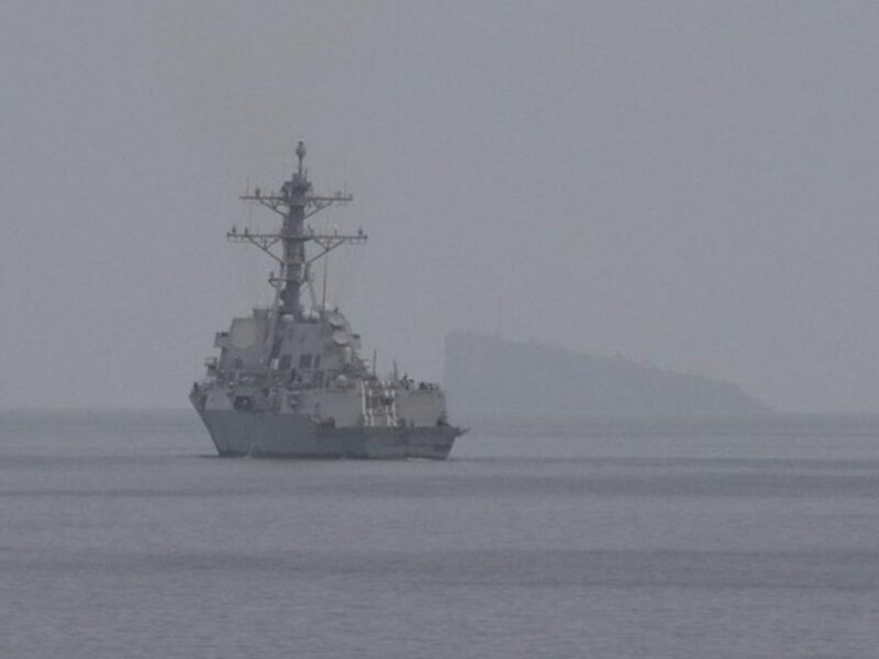 Ejército de EU fija la hora para bloquear los puertos de Irán: comenzará la mañana de este lunes