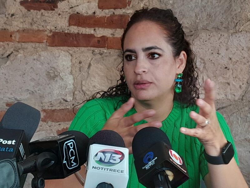 En México, madres solteras que sostienen a sus hijos están obligadas a pedir permiso para viajar con ellos