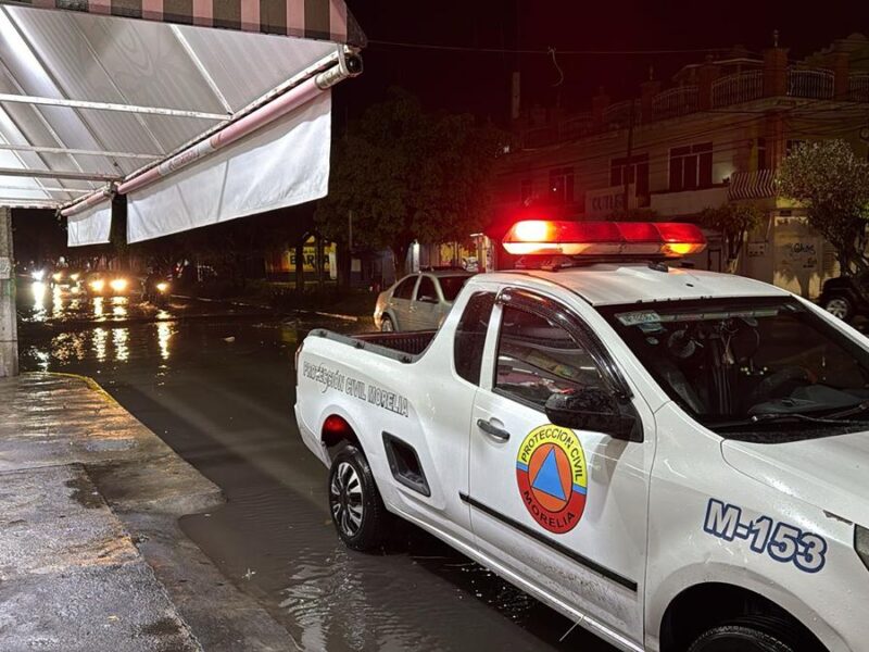 Encharcamientos y caída de espectacular, saldo de lluvia y granizo este domingo en Morelia