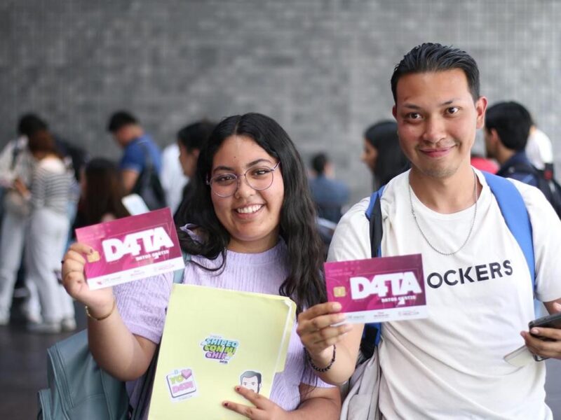 entrega de chips D4TA en escuelas
