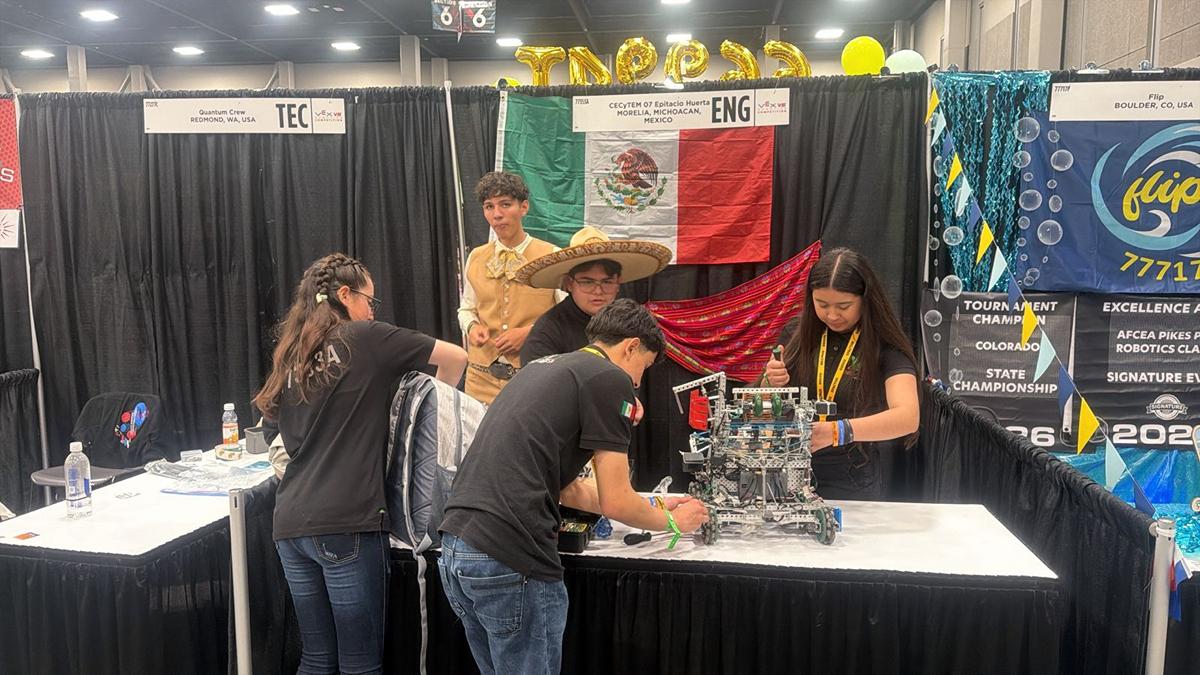 Estudiantes de Michoacán del Cecytem ya compiten en el Mundial de Robótica en EUA