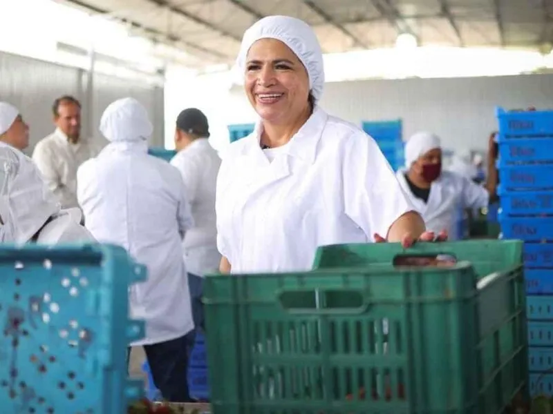 Fabiola Alanís reconoce el liderazgo de las mujeres en la agroindustria de la fresa en Jacona