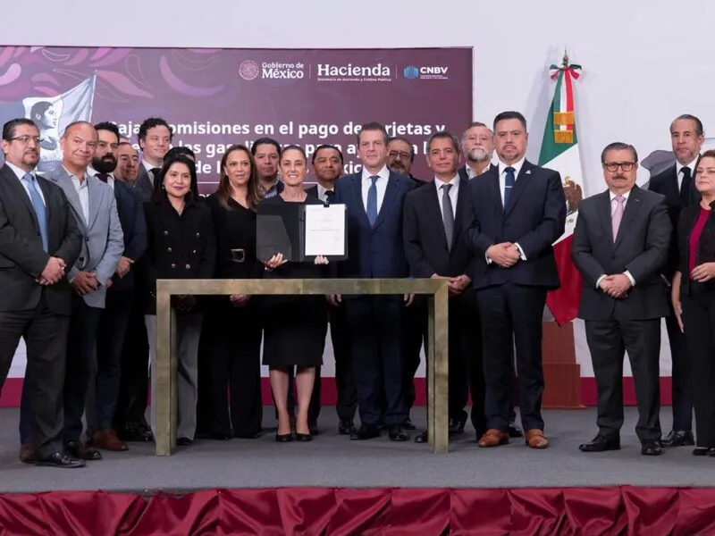 Gobierno de Sheinbaum anuncia la reducción de comisiones para pagos con tarjetas en gasolinerías