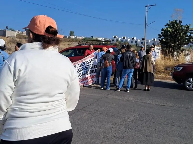 Habitantes de fraccionamiento en Tarímbaro, bloquean vialidad; denuncian despojos ilegales de predios