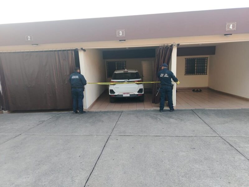 Hallan cadáver de un hombre con huellas de ahorcamiento al interior de un hotel en la Uruapan-Pátzcuaro