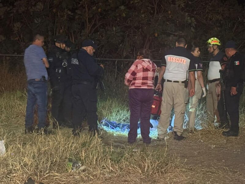 Hallan cadáver de un hombre entre la maleza en una colonia de Uruapan