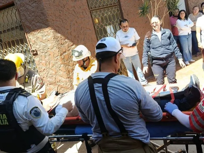 Hombre salva la vida luego de caer desde el segundo nivel de su vivienda en Morelia