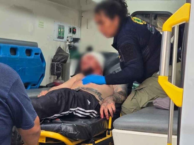 Hombre sufre ataque armado fuera de su casa en Jacona