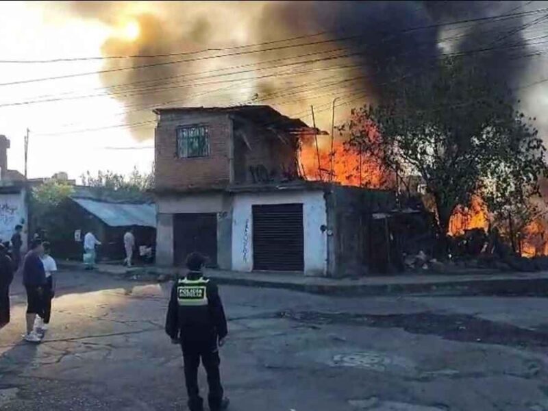 Incendio deja vivienda destruida en Morelia; no hay personas lesionadas