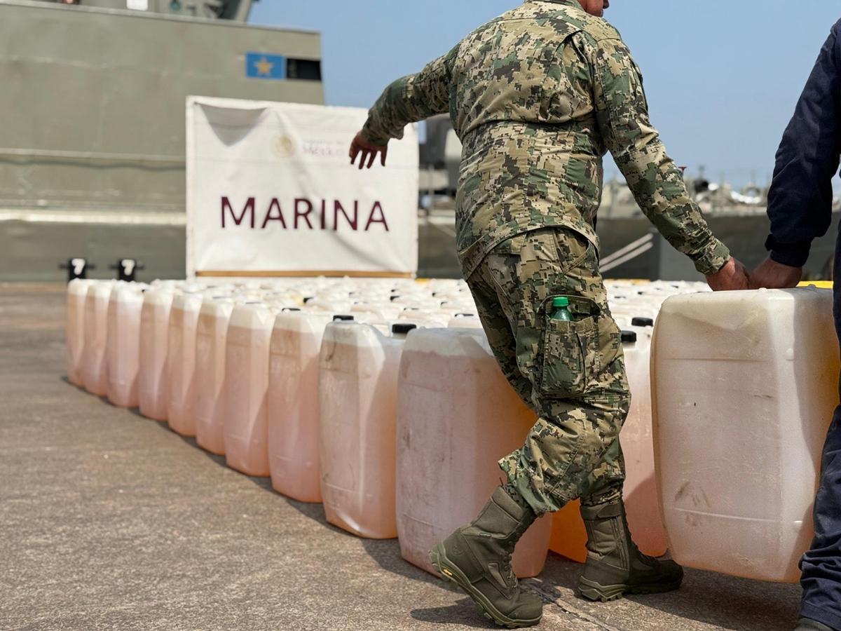 La Marina aseguró más de seis mil litros de combustible aparentemente ilegal en Lázaro Cárdenas