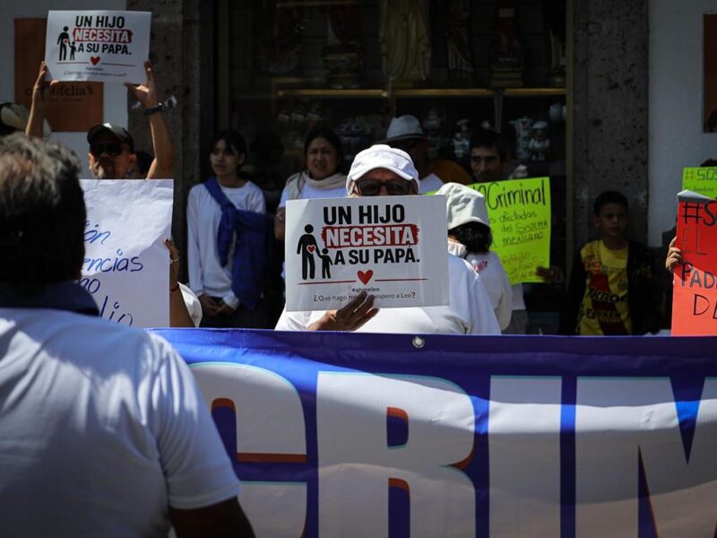 Marchan papás en Morelia en repudio a ser separados de sus hijos por la madre