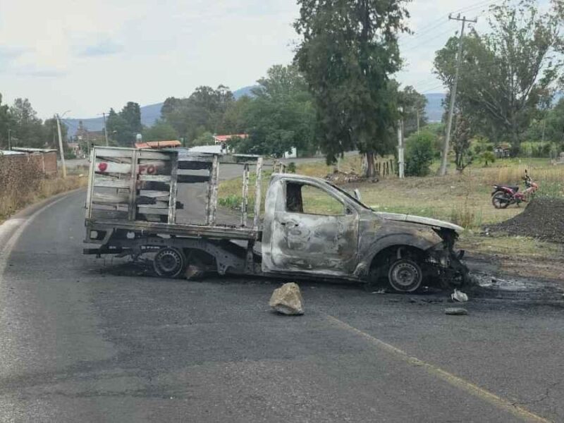 Normalistas queman vehículos y bloquean zona de Morelia