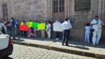 Padres de familia protestan frente al Palacio Municipal de Morelia contra la violencia vicaria
