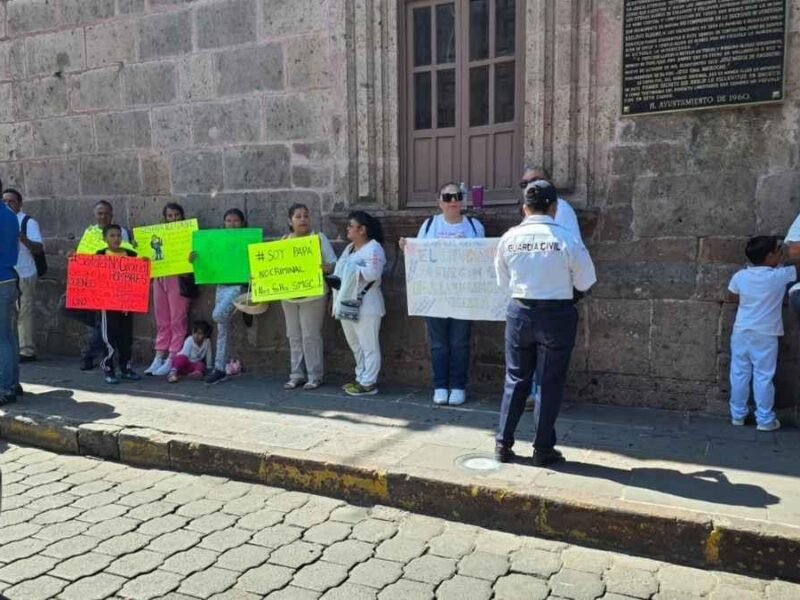 Padres de familia protestan frente al Palacio Municipal de Morelia contra la violencia vicaria