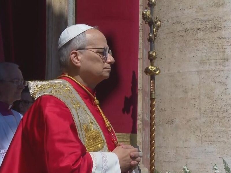 Papa León XIV llama a deponer las armas y buscar la paz en su primera misa de Pascua