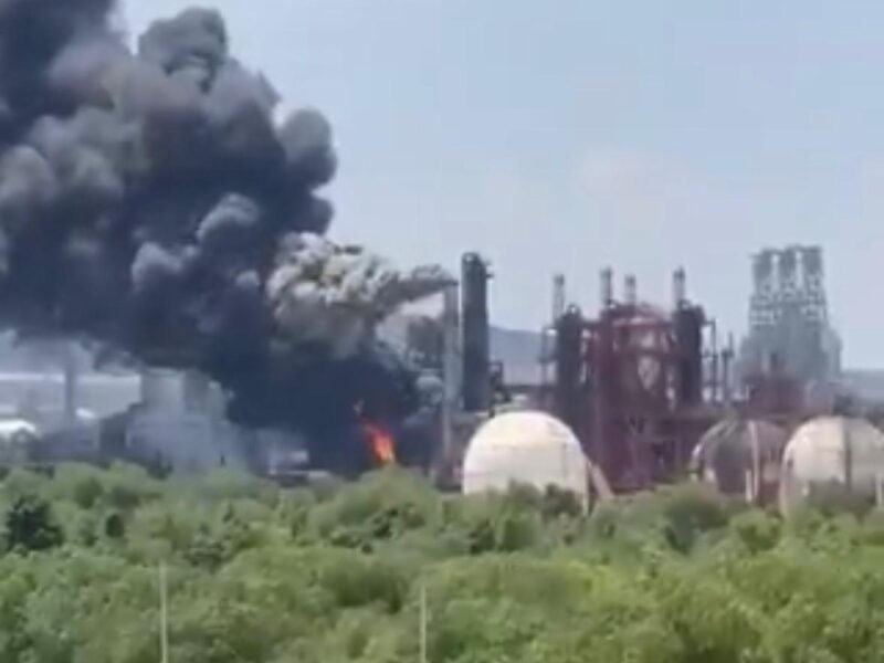 Pese a reportes, fotos y videos Pemex niega incendio en Refinería de Tula