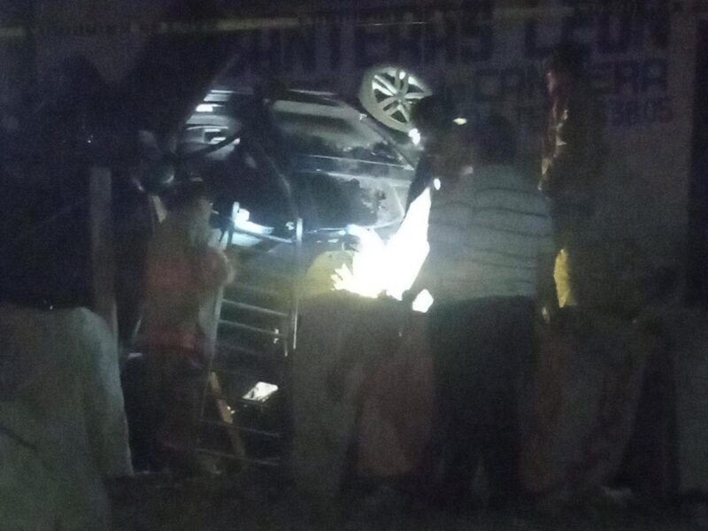 Pierde el control de su auto, vuelca y pierde la vida en la salida a Charo de Morelia