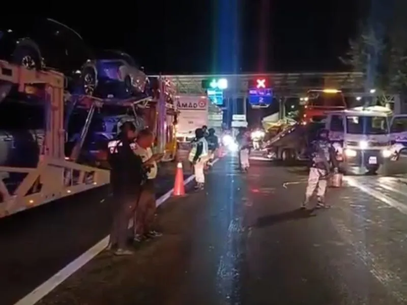 Preliminar: 12 personas lesionadas tras accidente en caseta de Zinapécuaro en Autopista de Occidente