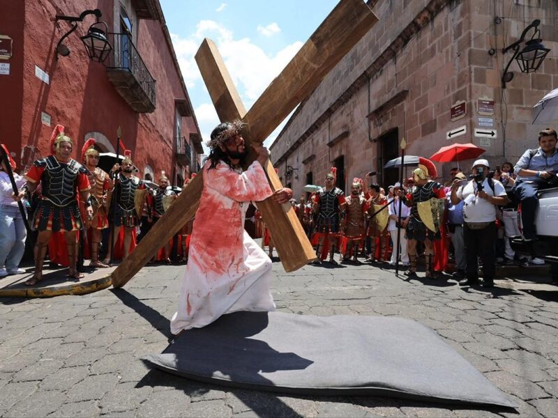 Representan viacrucis en Morelia ante 15 mil asistentes