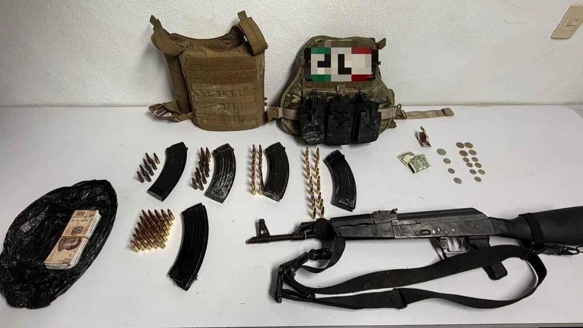 Rescatan a dos personas secuestradas y detienen a tres en operativo en Michoacán
