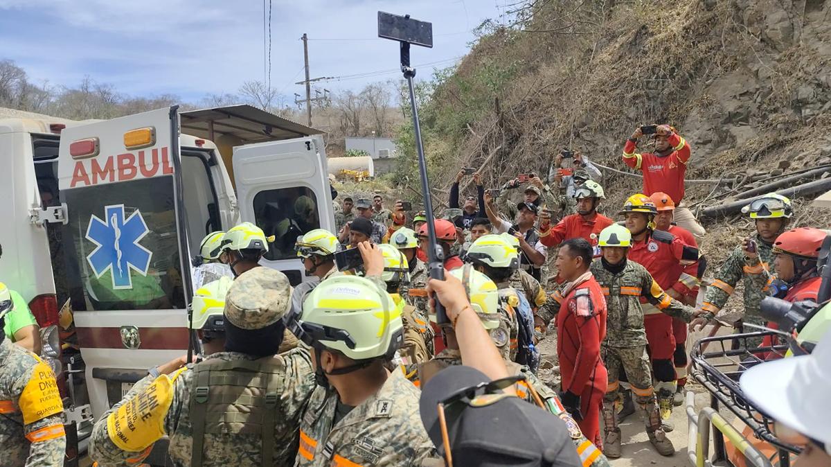 Rescatan al segundo trabajador localizado con vida en mina de Sinaloa: así fue su salida tras 14 días-2
