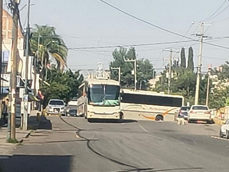 Se retiran normalistas que mantenían bloqueo en la Siervo de la Nación a la altura del libramiento en Morelia