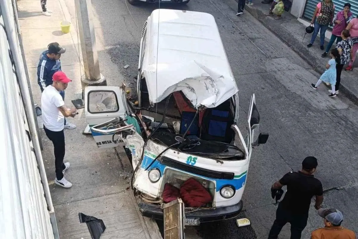 Siete heridos tras choque de combi en Zitácuaro 2