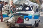 Choque de combi contra poste deja siete lesionados en Zitácuaro
