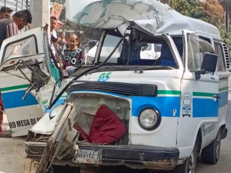 Siete heridos tras choque de combi en Zitácuaro 3