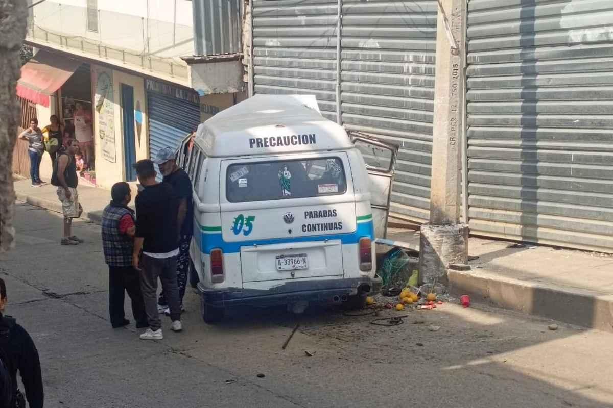 Siete heridos tras choque de combi en Zitácuaro