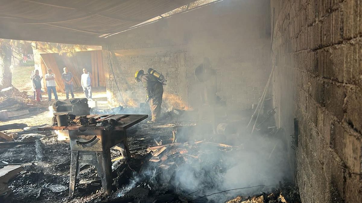 Sofocan incendio en taller de Cuanajo; solo dejó daños materiales