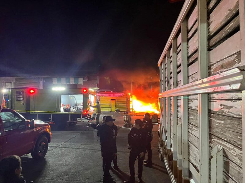 Sujetos armados irrumpen en local de máquinas tragamonedas en el Mercado de Abastos en Morelia le prenden fuego