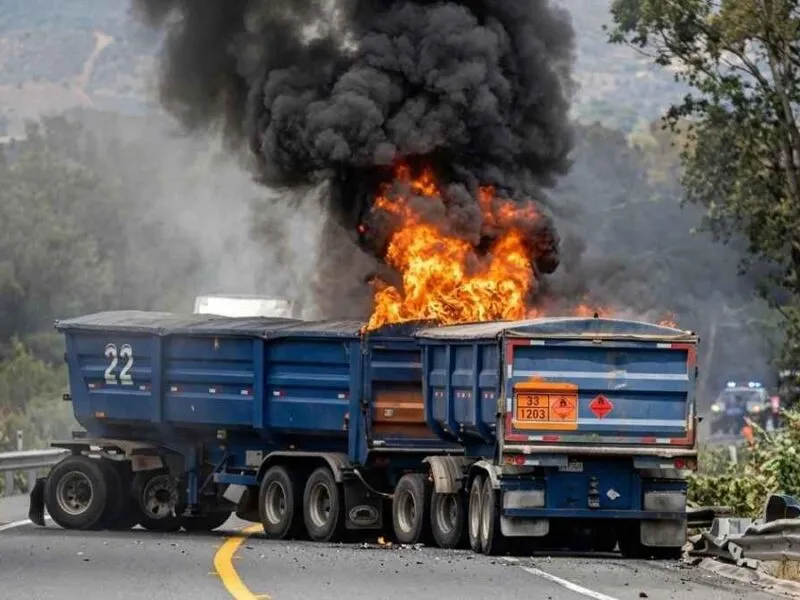 Tractocamión se incendia y bloquea la Pátzcuaro–Cuitzeo a la altura de Capula