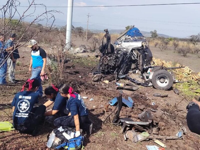 Tráiler impacta a camioneta y provoca la muerte de dos personas en la Pátzcuaro-Cuitzeo