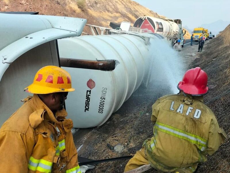 Tras diez horas de trabajos, autoridades logran trasladar combustible de una pipa volcada y evitan accidentes