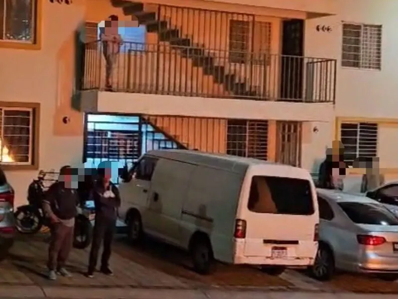 Vecinos de fraccionamiento al poniente de Morelia retienen a cinco presuntos delincuentes y queman sus pertenencias