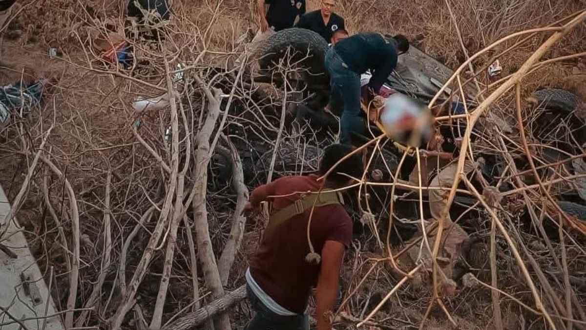 Volcadura en Zitácuaro deja 1 muerto y 9 lesionados 3