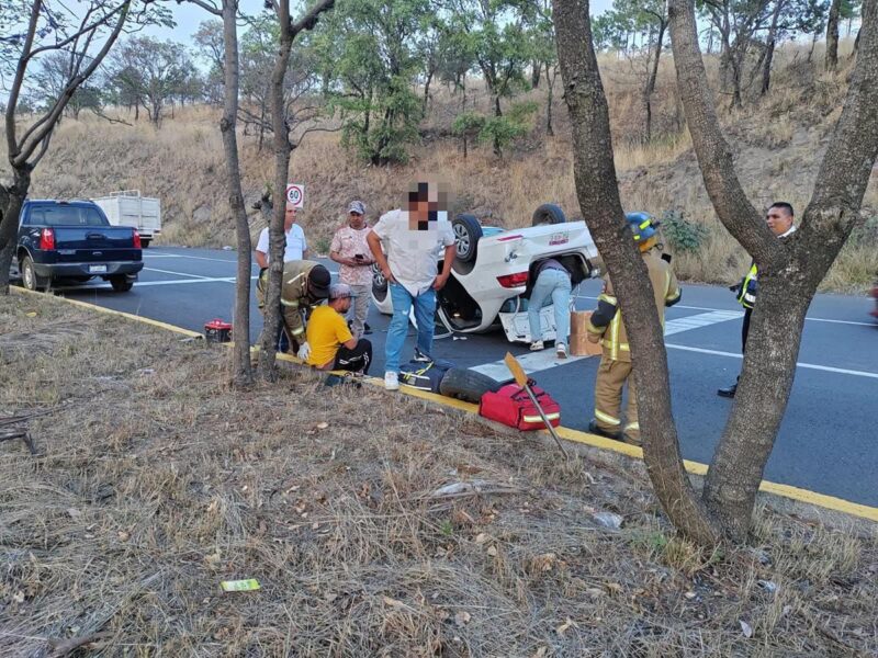 Vuelca vehículo sobre la Morelia Pátzcuaro lesionado
