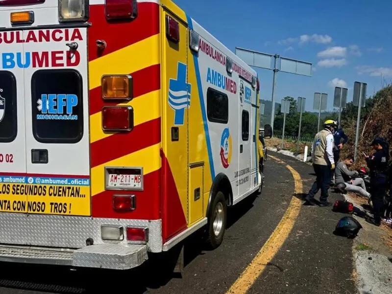 Accidente en la Siglo XXI deja a dos jóvenes lesionados tras choque