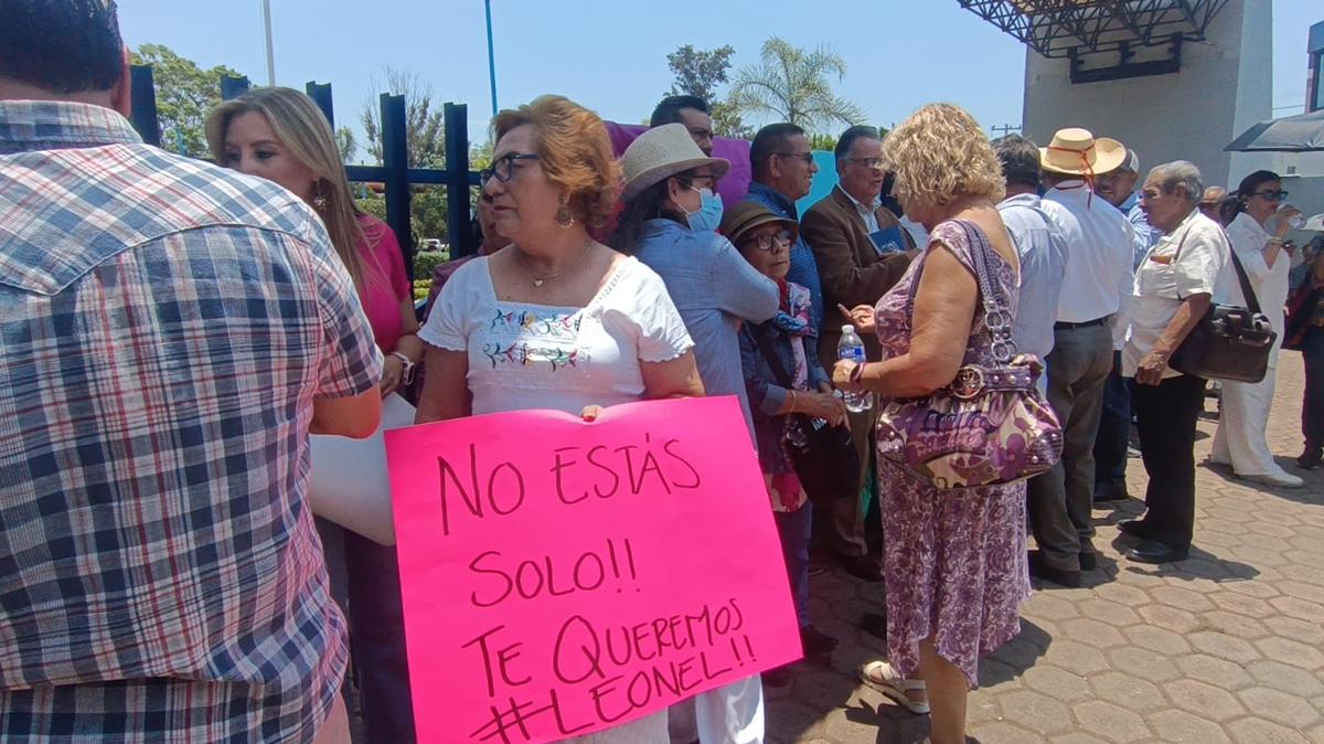 Acude el diputado Leonel Godoy a la FGE para declarar en calidad de testigo por el caso Manzo