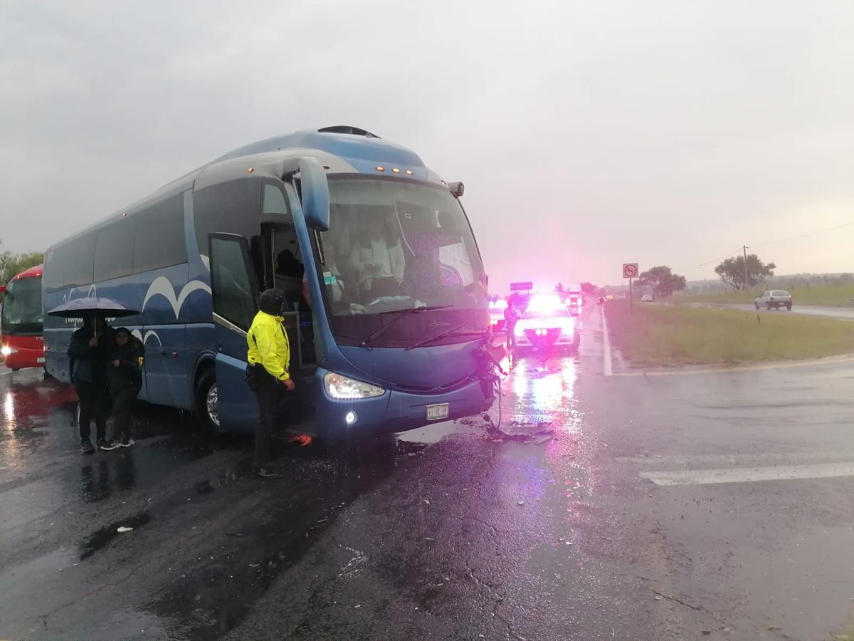 Aparatoso choque entre un autobús turístico y una combi familiar deja 17 heridos en Zinapécuaro