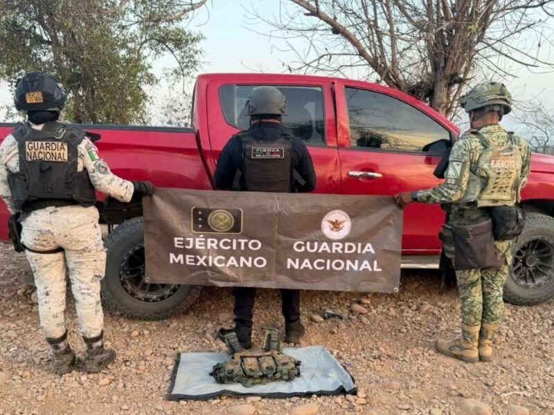 Aseguran camioneta robada con equipo táctico en Lázaro Cárdenas, Michoacán