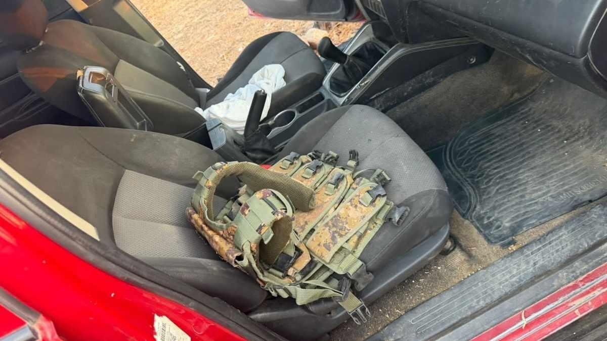 Aseguran camioneta robada con equipo táctico en Lázaro Cárdenas