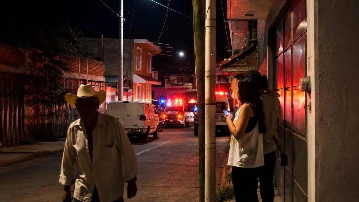 Asesinan a dos hombres dentro de camioneta en Uruapan