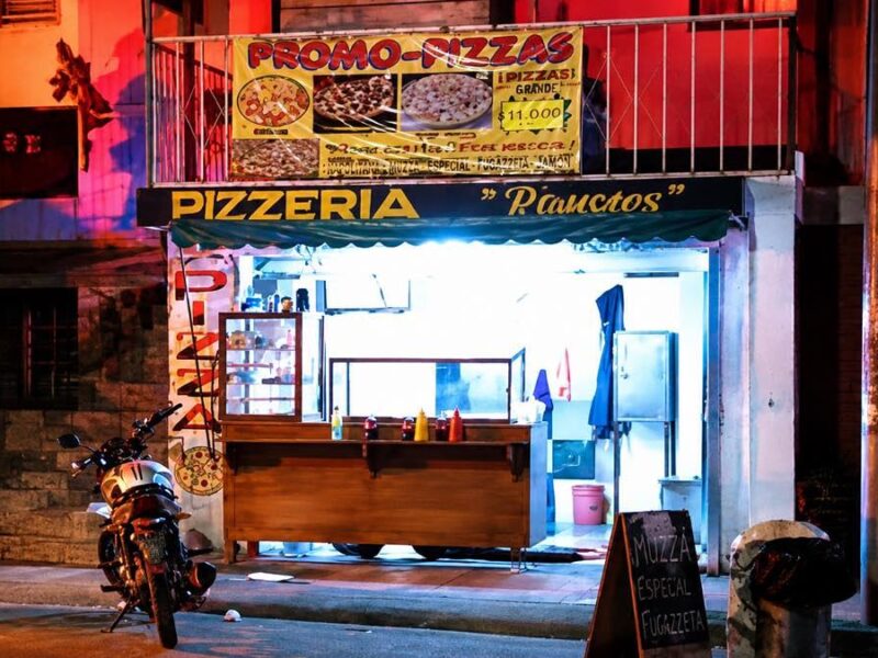 Asesinan a hombre en pizzería de la colonia 28 de Octubre, en Uruapan