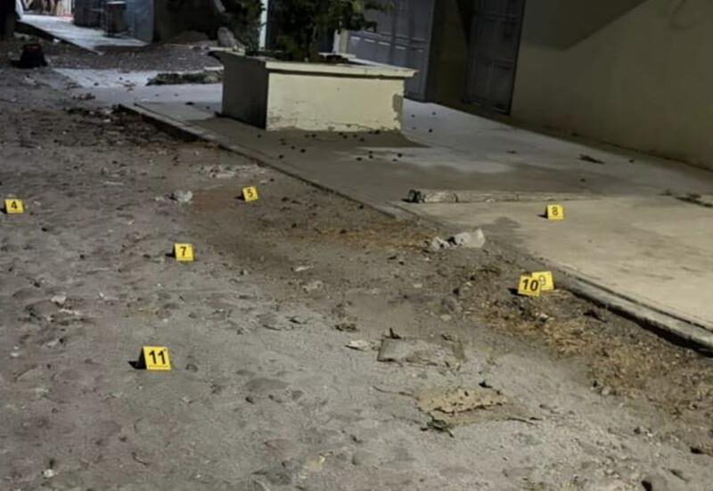 Atacan a balazos un vehículo estacionado en calles de Apatzingán; se desconocen los motivos